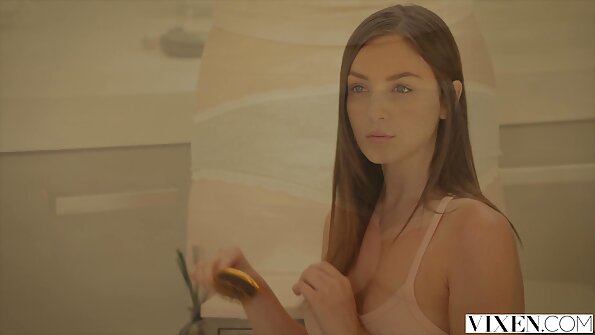 Busty sarışın Cali Carter mastürbasyondan sonra sikildi