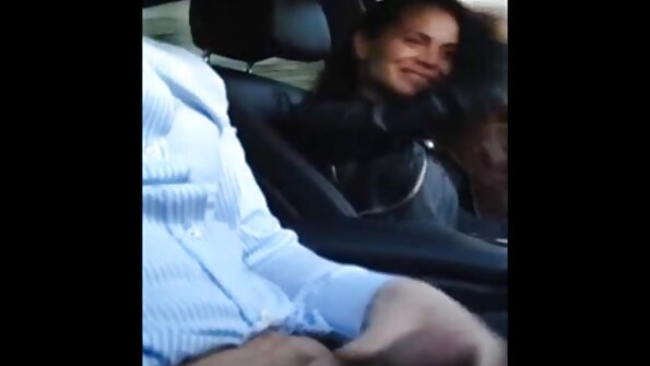 Rachel Roxxx masaj etdikdən sonra pişiyini yalayır