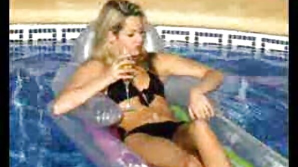 Blondes Luder mit langen Beinen hat versucht vorzusprechen
