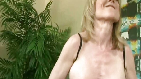 Esmer MILF üçlü ilə heç bir problem yoxdur
