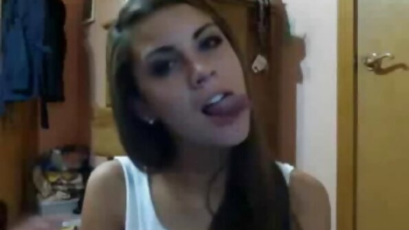 MILF və sevimli cücə sərt ağ pecker paylaşır