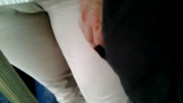 Die vollbusige MILF Nina Elle lutscht vor der chaotischen Gesichtsbehandlung einen Schwanz
